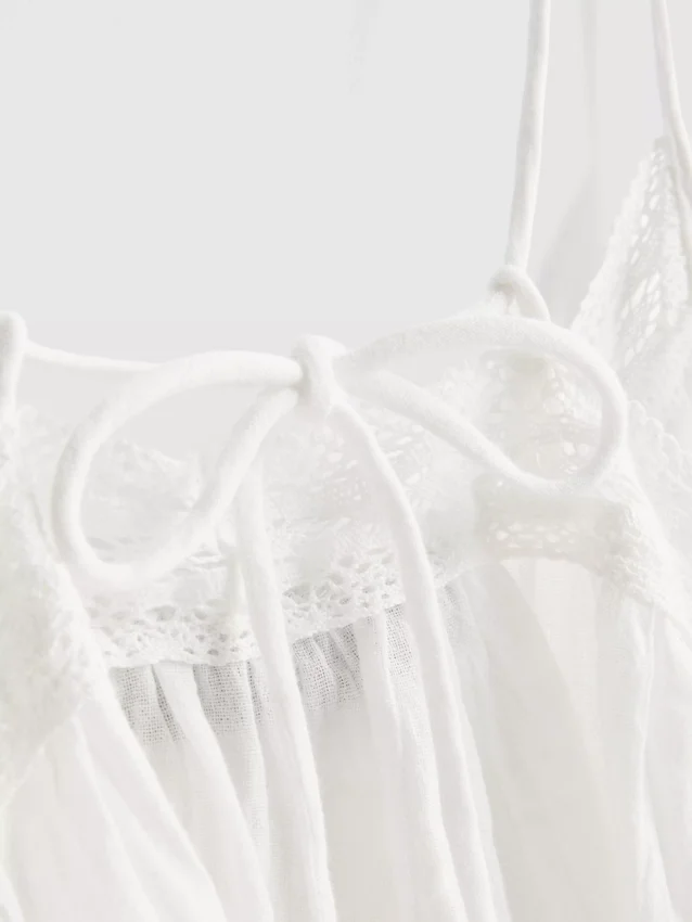 The Primark Scene | Bomullstopp med broderi, V-hals og spaghettistropper