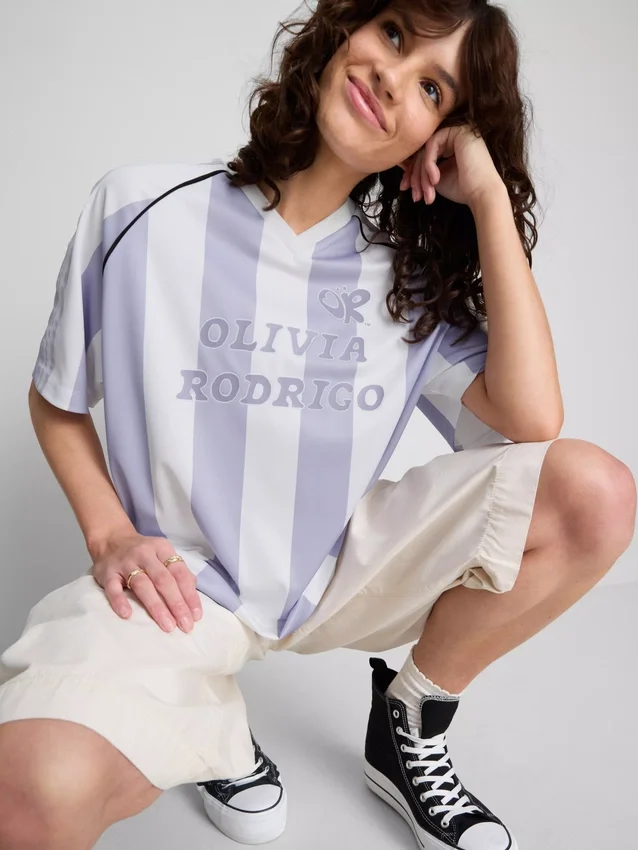 The Primark Scene | Olivia Rodrigo stripete fotballtrøye