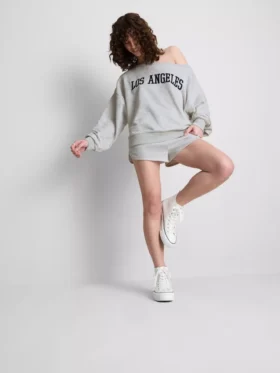 The Primark Scene | Sweatshirt med slagord og bare skuldre