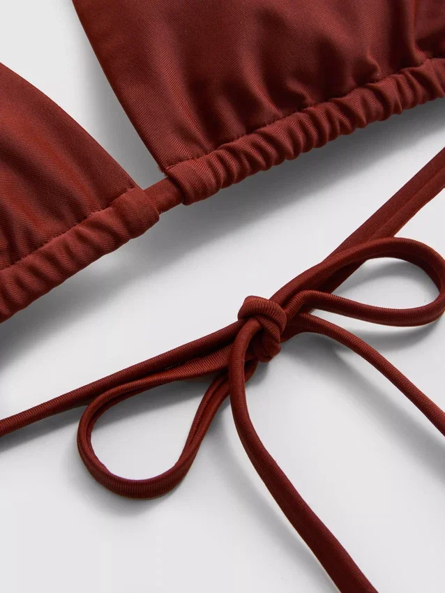 Triangel-bikinitopp med kjede-detaljer