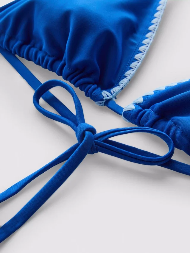 Triangel-bikinitopp med sømdetaljer