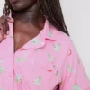Trykt kort pysjamas i boyfriend-stil