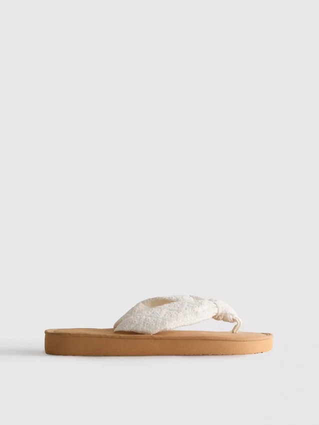 Tåsandaler med knutedetalj