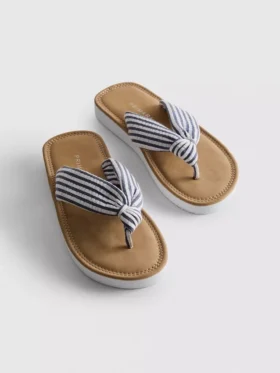 Tåsandaler med knutedetalj