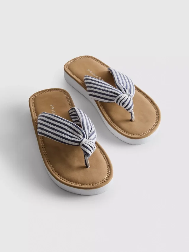 Tåsandaler med knutedetalj