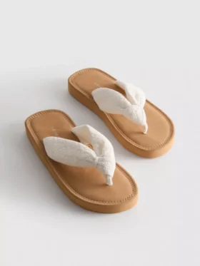 Tåsandaler med knutedetalj