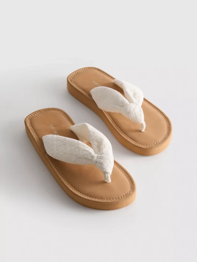 Tåsandaler med knutedetalj