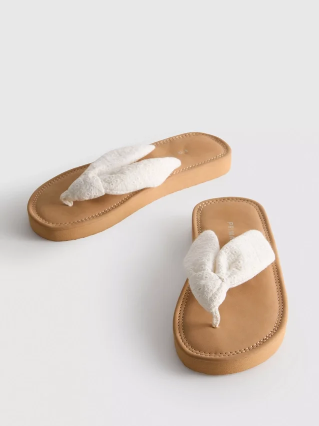 Tåsandaler med knutedetalj