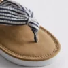Tåsandaler med knutedetalj