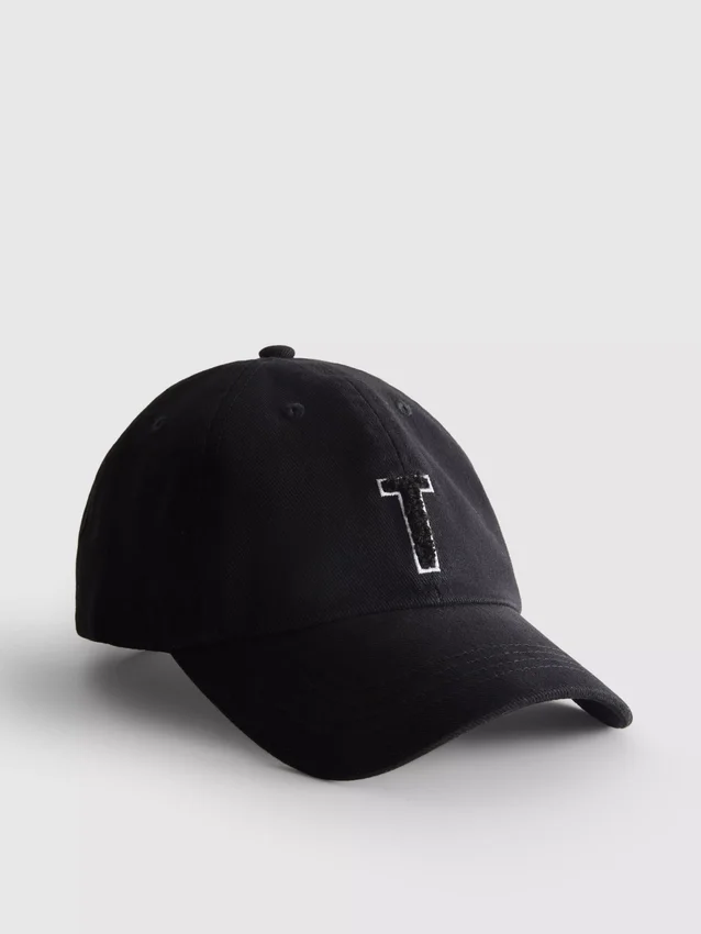 Tuftet cap med initialer