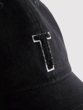 Tuftet cap med initialer