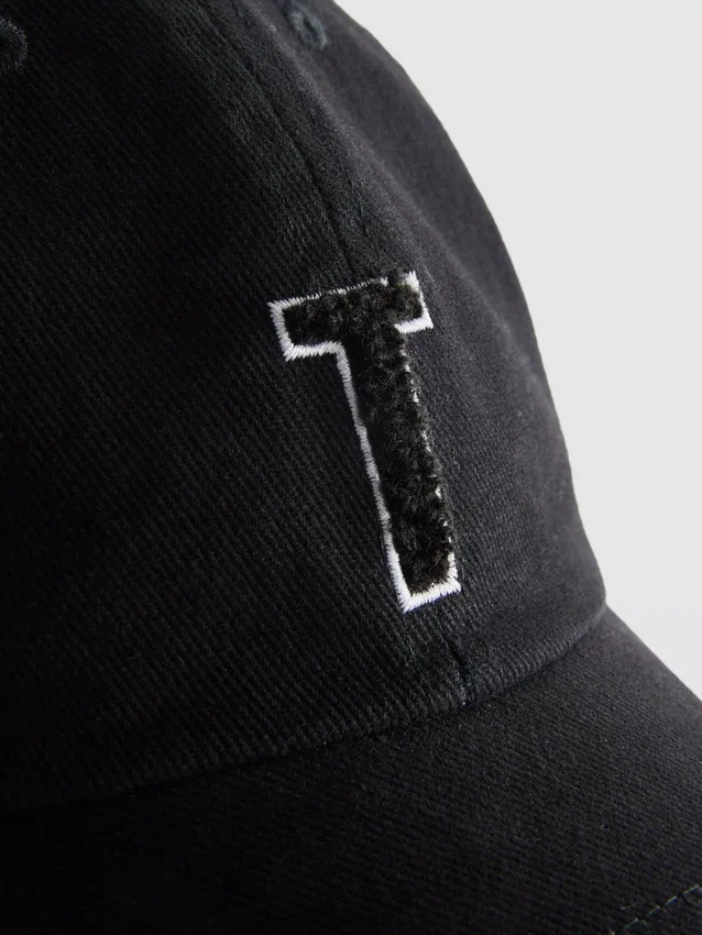 Tuftet cap med initialer