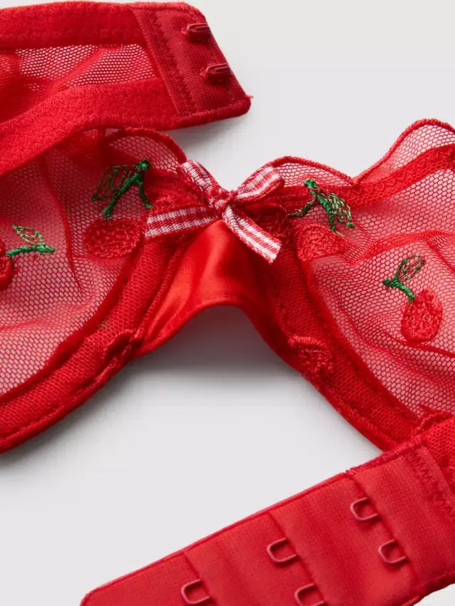 Undertøysett i mesh med brodert kirsebærmotiv