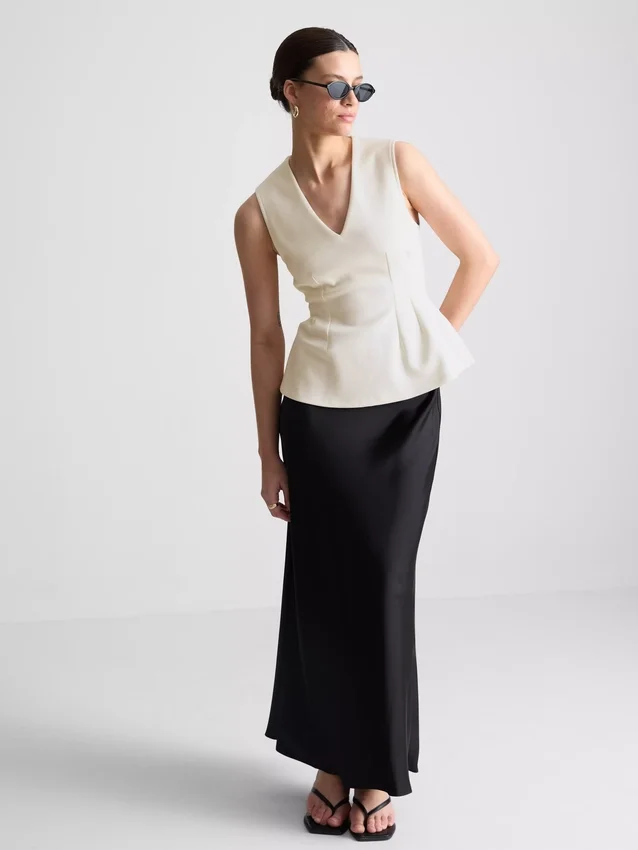 V-halset, peplum-inspirert, ermeløs topp