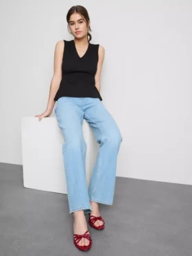 V-halset, peplum-inspirert, ermeløs topp