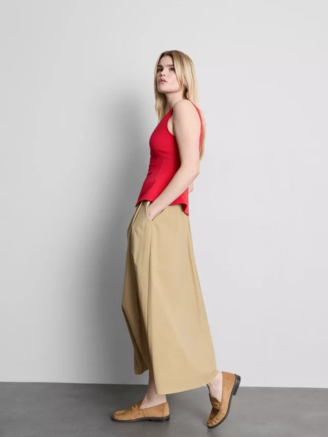 V-halset, peplum-inspirert, ermeløs topp
