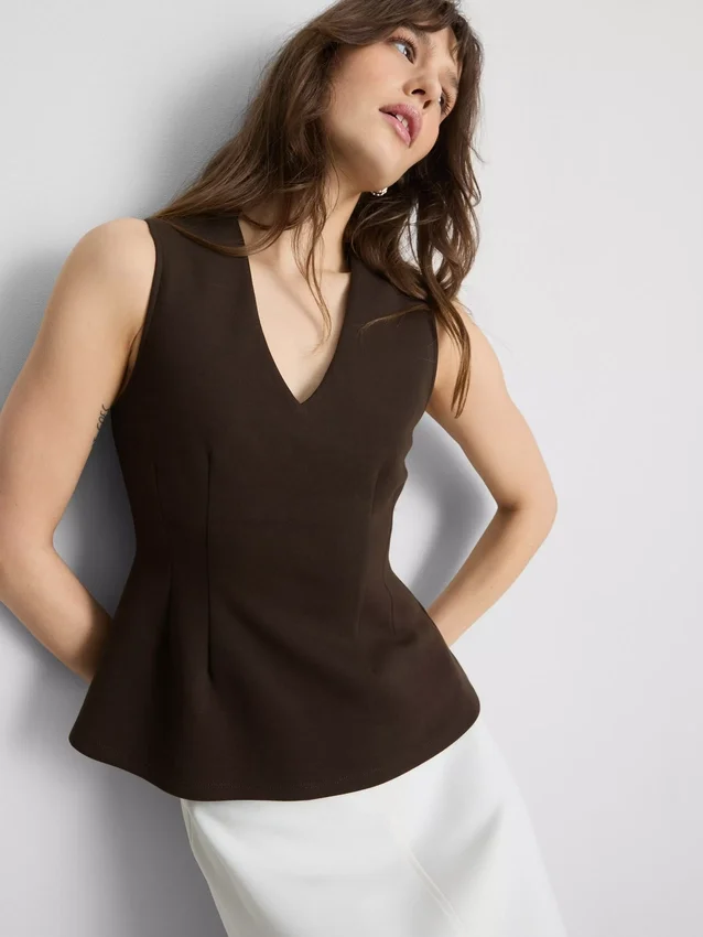 V-halset, peplum-inspirert, ermeløs topp