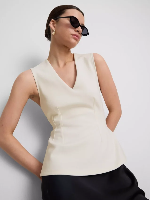 V-halset, peplum-inspirert, ermeløs topp