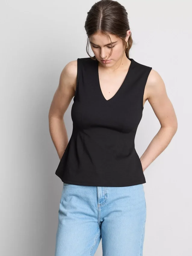 V-halset, peplum-inspirert, ermeløs topp