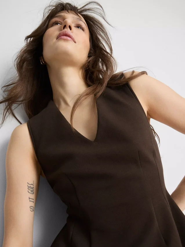 V-halset, peplum-inspirert, ermeløs topp