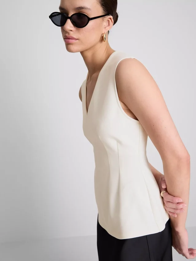 V-halset, peplum-inspirert, ermeløs topp