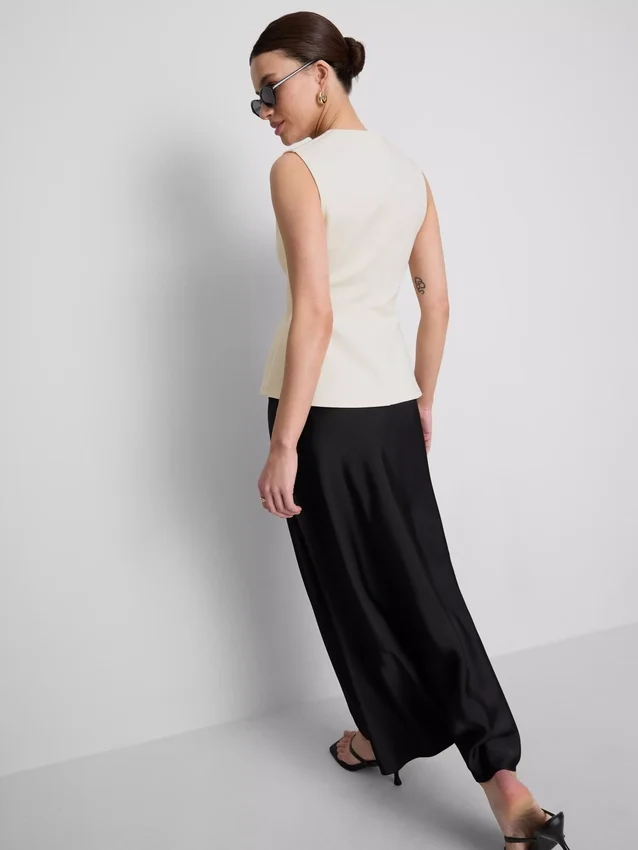 V-halset, peplum-inspirert, ermeløs topp