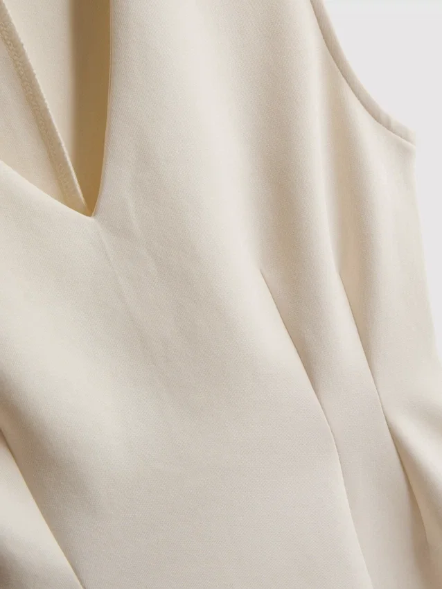 V-halset, peplum-inspirert, ermeløs topp