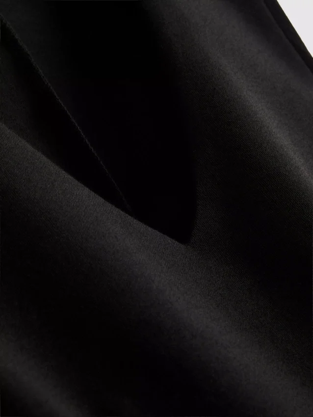 V-halset, peplum-inspirert, ermeløs topp