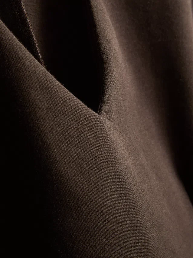 V-halset, peplum-inspirert, ermeløs topp