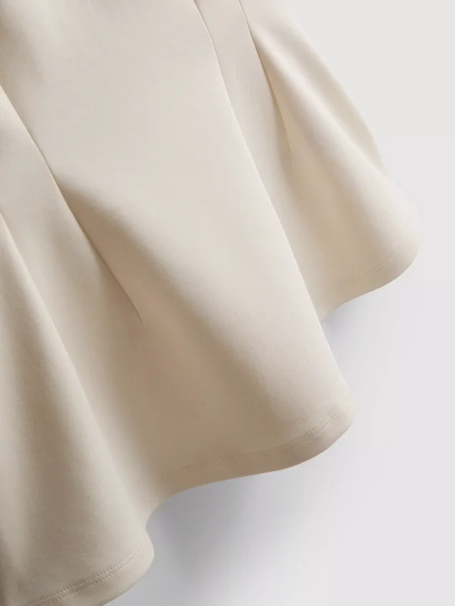 V-halset, peplum-inspirert, ermeløs topp