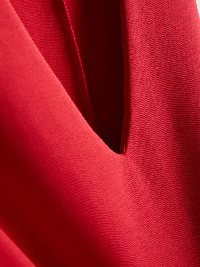 V-halset, peplum-inspirert, ermeløs topp