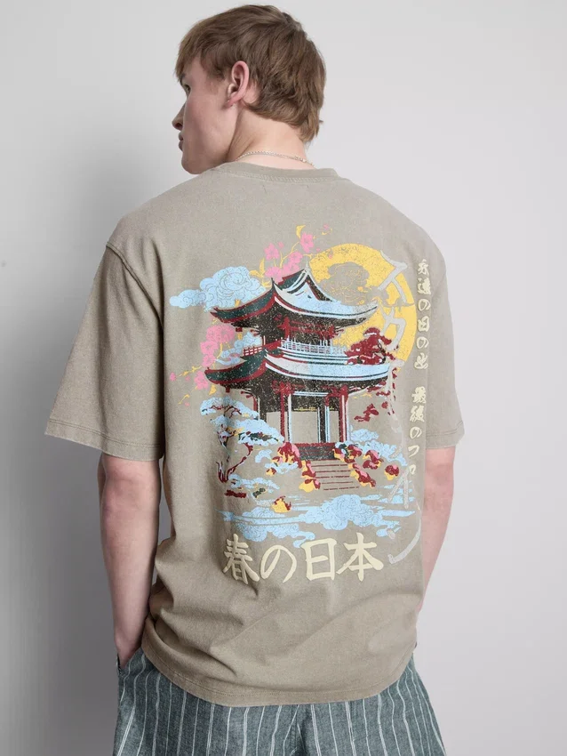 Vasket T-skjorte med japansk grafisk trykk