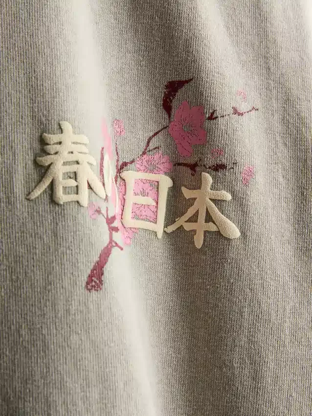 Vasket T-skjorte med japansk grafisk trykk