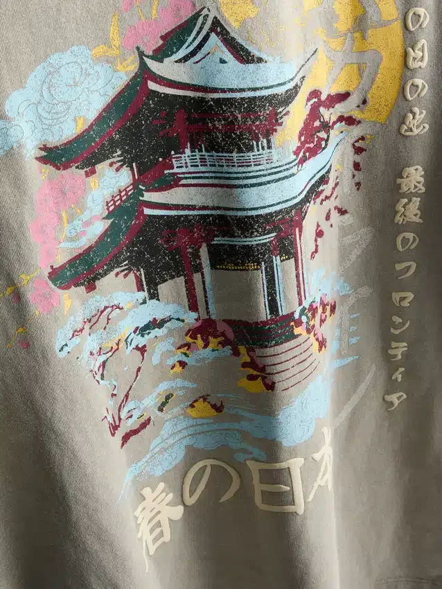 Vasket T-skjorte med japansk grafisk trykk