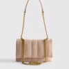 Vattert crossbody-veske med kjede