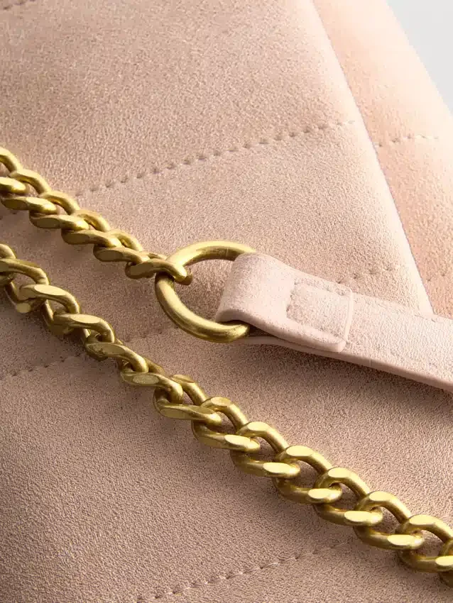 Vattert crossbody-veske med kjede