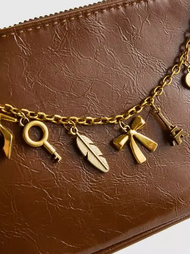 Veske med sjarmerende detaljer